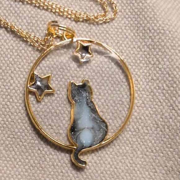 925 Sterling Silver Gold Plated Cat and Stars Round Pendant Necklace - Picture 2 of 8